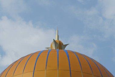 Malacca, Malezya - 28 Temmuz 2024; Melaka Boğazı Camii (Mescid Selat Melaka), Malezya 'nın Malezya kenti yakınlarındaki insan yapımı Malacca Adası' nda yer alan bir camidir.