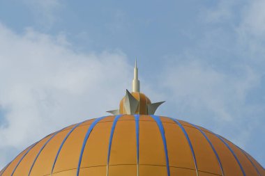Malacca, Malezya - 28 Temmuz 2024; Melaka Boğazı Camii (Mescid Selat Melaka), Malezya 'nın Malezya kenti yakınlarındaki insan yapımı Malacca Adası' nda yer alan bir camidir.