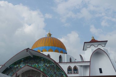 Malacca, Malezya - 28 Temmuz 2024; Melaka Boğazı Camii (Mescid Selat Melaka), Malezya 'nın Malezya kenti yakınlarındaki insan yapımı Malacca Adası' nda yer alan bir camidir.