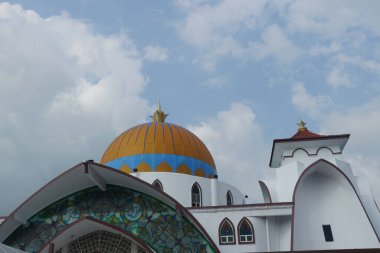 Malacca, Malezya - 28 Temmuz 2024; Melaka Boğazı Camii (Mescid Selat Melaka), Malezya 'nın Malezya kenti yakınlarındaki insan yapımı Malacca Adası' nda yer alan bir camidir.