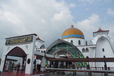 Malacca, Malezya - 28 Temmuz 2024; Melaka Boğazı Camii (Mescid Selat Melaka), Malezya 'nın Malezya kenti yakınlarındaki insan yapımı Malacca Adası' nda yer alan bir camidir.