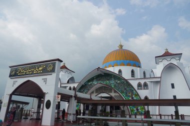 Malacca, Malezya - 28 Temmuz 2024; Melaka Boğazı Camii (Mescid Selat Melaka), Malezya 'nın Malezya kenti yakınlarındaki insan yapımı Malacca Adası' nda yer alan bir camidir.