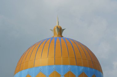 Malacca, Malezya - 28 Temmuz 2024; Melaka Boğazı Camii (Mescid Selat Melaka), Malezya 'nın Malezya kenti yakınlarındaki insan yapımı Malacca Adası' nda yer alan bir camidir.