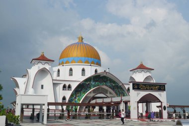 Malacca, Malezya - 28 Temmuz 2024; Melaka Boğazı Camii (Mescid Selat Melaka), Malezya 'nın Malezya kenti yakınlarındaki insan yapımı Malacca Adası' nda yer alan bir camidir.