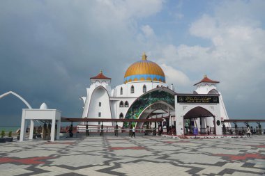 Malacca, Malezya - 28 Temmuz 2024; Melaka Boğazı Camii (Mescid Selat Melaka), Malezya 'nın Malezya kenti yakınlarındaki insan yapımı Malacca Adası' nda yer alan bir camidir.