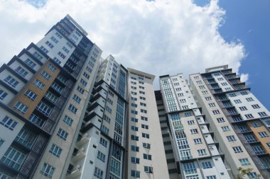 Cyberjaya, Malezya-10 Ağustos 2024; Malezya, Cyberjaya 'da bulunan mavi gökyüzüne karşı modern apartman manzarası