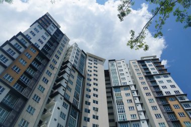 Cyberjaya, Malezya-10 Ağustos 2024; Malezya, Cyberjaya 'da bulunan mavi gökyüzüne karşı modern apartman manzarası