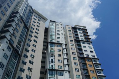 Cyberjaya, Malezya-10 Ağustos 2024; Malezya, Cyberjaya 'da bulunan mavi gökyüzüne karşı modern apartman manzarası