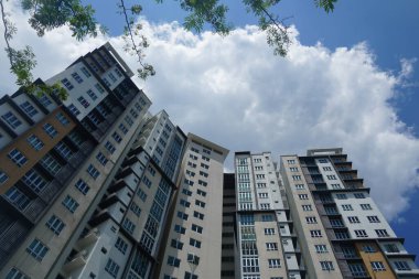 Cyberjaya, Malezya-10 Ağustos 2024; Malezya, Cyberjaya 'da bulunan mavi gökyüzüne karşı modern apartman manzarası