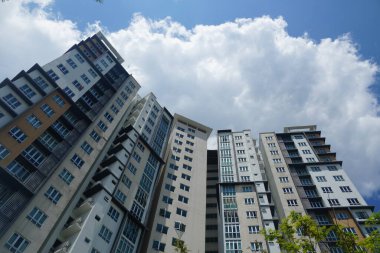 Cyberjaya, Malezya-10 Ağustos 2024; Malezya, Cyberjaya 'da bulunan mavi gökyüzüne karşı modern apartman manzarası