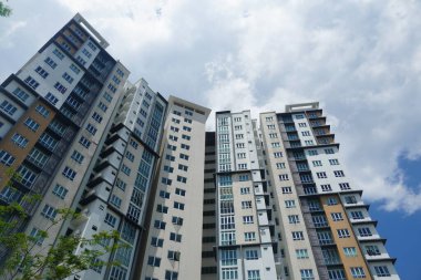 Cyberjaya, Malezya-10 Ağustos 2024; Malezya, Cyberjaya 'da bulunan mavi gökyüzüne karşı modern apartman manzarası