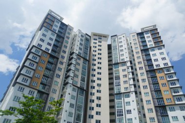 Cyberjaya, Malezya-10 Ağustos 2024; Malezya, Cyberjaya 'da bulunan mavi gökyüzüne karşı modern apartman manzarası