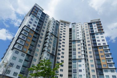 Cyberjaya, Malezya-10 Ağustos 2024; Malezya, Cyberjaya 'da bulunan mavi gökyüzüne karşı modern apartman manzarası