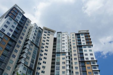 Cyberjaya, Malezya-10 Ağustos 2024; Malezya, Cyberjaya 'da bulunan mavi gökyüzüne karşı modern apartman manzarası