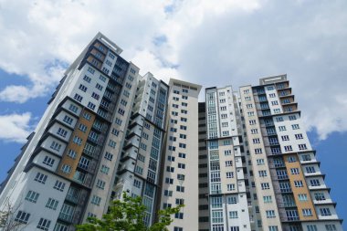 Cyberjaya, Malezya-10 Ağustos 2024; Malezya, Cyberjaya 'da bulunan mavi gökyüzüne karşı modern apartman manzarası