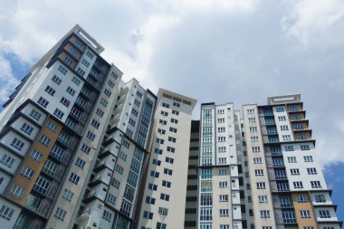 Cyberjaya, Malezya-10 Ağustos 2024; Malezya, Cyberjaya 'da bulunan mavi gökyüzüne karşı modern apartman manzarası