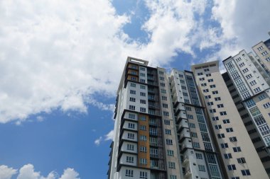 Cyberjaya, Malezya-10 Ağustos 2024; Malezya, Cyberjaya 'da bulunan mavi gökyüzüne karşı modern apartman manzarası