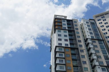 Cyberjaya, Malezya-10 Ağustos 2024; Malezya, Cyberjaya 'da bulunan mavi gökyüzüne karşı modern apartman manzarası