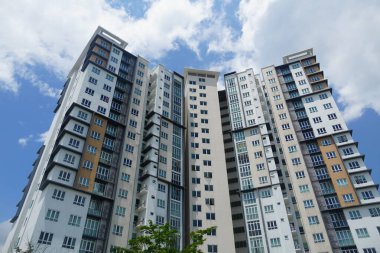 Cyberjaya, Malezya-10 Ağustos 2024; Malezya, Cyberjaya 'da bulunan mavi gökyüzüne karşı modern apartman manzarası