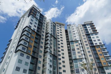 Cyberjaya, Malezya-10 Ağustos 2024; Malezya, Cyberjaya 'da bulunan mavi gökyüzüne karşı modern apartman manzarası