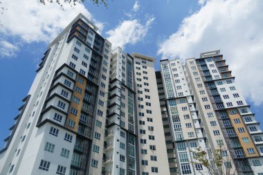 Cyberjaya, Malezya-10 Ağustos 2024; Malezya, Cyberjaya 'da bulunan mavi gökyüzüne karşı modern apartman manzarası