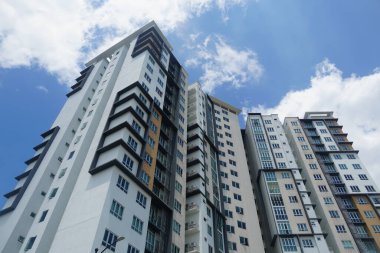 Cyberjaya, Malezya-10 Ağustos 2024; Malezya, Cyberjaya 'da bulunan mavi gökyüzüne karşı modern apartman manzarası