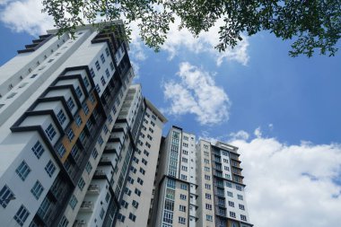 Cyberjaya, Malezya-10 Ağustos 2024; Malezya, Cyberjaya 'da bulunan mavi gökyüzüne karşı modern apartman manzarası