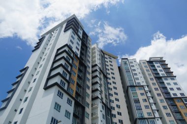 Cyberjaya, Malezya-10 Ağustos 2024; Malezya, Cyberjaya 'da bulunan mavi gökyüzüne karşı modern apartman manzarası