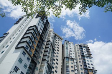 Cyberjaya, Malezya-10 Ağustos 2024; Malezya, Cyberjaya 'da bulunan mavi gökyüzüne karşı modern apartman manzarası