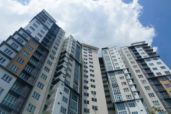 Cyberjaya, Malezya-10 Ağustos 2024; Malezya, Cyberjaya 'da bulunan mavi gökyüzüne karşı modern apartman manzarası