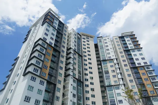 Cyberjaya, Malezya-10 Ağustos 2024; Malezya, Cyberjaya 'da bulunan mavi gökyüzüne karşı modern apartman manzarası