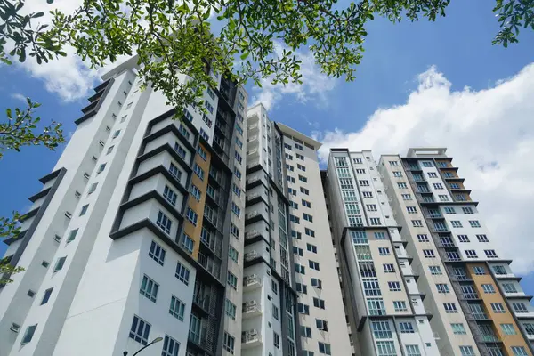 Cyberjaya, Malezya-10 Ağustos 2024; Malezya, Cyberjaya 'da bulunan mavi gökyüzüne karşı modern apartman manzarası