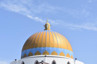 Malacca, Malezya - 3 Haziran 2025; Melaka Boğazı Camii (Mescid Selat Melaka), Malezya 'nın Malezya kenti yakınlarındaki insan yapımı Malacca Adası' nda yer alan bir camidir.