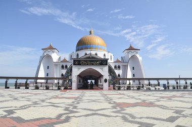 Malacca, Malezya - 3 Haziran 2025; Melaka Boğazı Camii (Mescid Selat Melaka), Malezya 'nın Malezya kenti yakınlarındaki insan yapımı Malacca Adası' nda yer alan bir camidir.