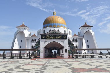 Malacca, Malezya - 3 Haziran 2025; Melaka Boğazı Camii (Mescid Selat Melaka), Malezya 'nın Malezya kenti yakınlarındaki insan yapımı Malacca Adası' nda yer alan bir camidir.