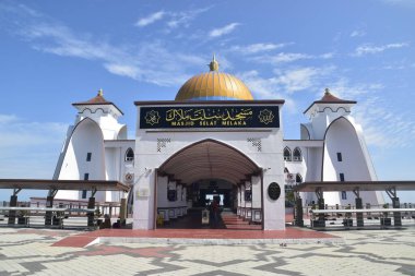 Malacca, Malezya - 3 Haziran 2025; Melaka Boğazı Camii (Mescid Selat Melaka), Malezya 'nın Malezya kenti yakınlarındaki insan yapımı Malacca Adası' nda yer alan bir camidir.