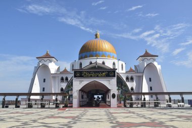 Malacca, Malezya - 3 Haziran 2025; Melaka Boğazı Camii (Mescid Selat Melaka), Malezya 'nın Malezya kenti yakınlarındaki insan yapımı Malacca Adası' nda yer alan bir camidir.