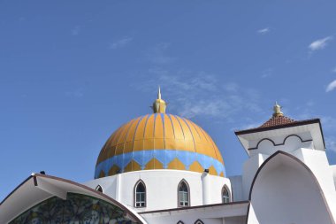 Malacca, Malezya - 3 Haziran 2025; Melaka Boğazı Camii (Mescid Selat Melaka), Malezya 'nın Malezya kenti yakınlarındaki insan yapımı Malacca Adası' nda yer alan bir camidir.