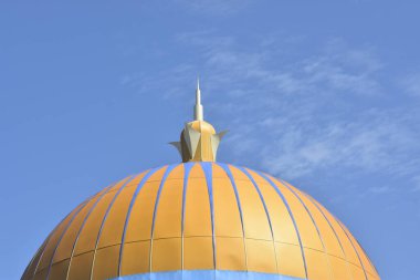 Malacca, Malezya - 3 Haziran 2025; Melaka Boğazı Camii (Mescid Selat Melaka), Malezya 'nın Malezya kenti yakınlarındaki insan yapımı Malacca Adası' nda yer alan bir camidir.