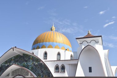 Malacca, Malezya - 3 Haziran 2025; Melaka Boğazı Camii (Mescid Selat Melaka), Malezya 'nın Malezya kenti yakınlarındaki insan yapımı Malacca Adası' nda yer alan bir camidir.