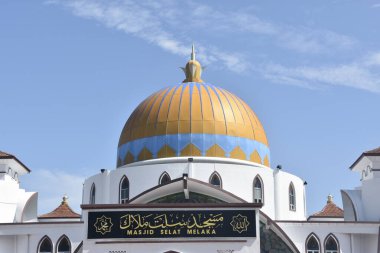 Malacca, Malezya - 3 Haziran 2025; Melaka Boğazı Camii (Mescid Selat Melaka), Malezya 'nın Malezya kenti yakınlarındaki insan yapımı Malacca Adası' nda yer alan bir camidir.