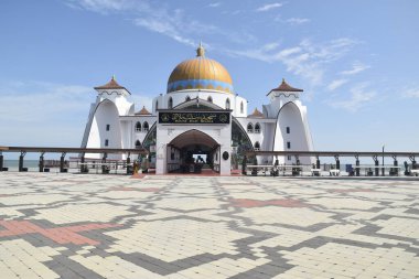 Malacca, Malezya - 3 Haziran 2025; Melaka Boğazı Camii (Mescid Selat Melaka), Malezya 'nın Malezya kenti yakınlarındaki insan yapımı Malacca Adası' nda yer alan bir camidir.