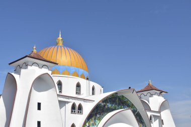 Malacca, Malezya - 3 Haziran 2025; Melaka Boğazı Camii (Mescid Selat Melaka), Malezya 'nın Malezya kenti yakınlarındaki insan yapımı Malacca Adası' nda yer alan bir camidir.