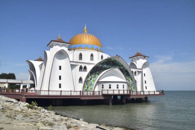Malacca, Malezya - 3 Haziran 2025; Melaka Boğazı Camii (Mescid Selat Melaka), Malezya 'nın Malezya kenti yakınlarındaki insan yapımı Malacca Adası' nda yer alan bir camidir.