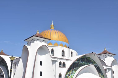 Malacca, Malezya - 3 Haziran 2025; Melaka Boğazı Camii (Mescid Selat Melaka), Malezya 'nın Malezya kenti yakınlarındaki insan yapımı Malacca Adası' nda yer alan bir camidir.