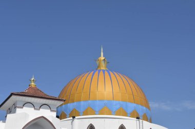 Malacca, Malezya - 3 Haziran 2025; Melaka Boğazı Camii (Mescid Selat Melaka), Malezya 'nın Malezya kenti yakınlarındaki insan yapımı Malacca Adası' nda yer alan bir camidir.