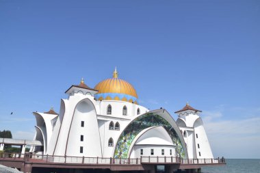 Malacca, Malezya - 3 Haziran 2025; Melaka Boğazı Camii (Mescid Selat Melaka), Malezya 'nın Malezya kenti yakınlarındaki insan yapımı Malacca Adası' nda yer alan bir camidir.