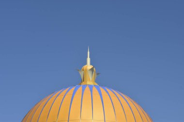 Malacca, Malezya - 3 Haziran 2025; Melaka Boğazı Camii (Mescid Selat Melaka), Malezya 'nın Malezya kenti yakınlarındaki insan yapımı Malacca Adası' nda yer alan bir camidir.