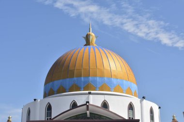Malacca, Malezya - 3 Haziran 2025; Melaka Boğazı Camii (Mescid Selat Melaka), Malezya 'nın Malezya kenti yakınlarındaki insan yapımı Malacca Adası' nda yer alan bir camidir.