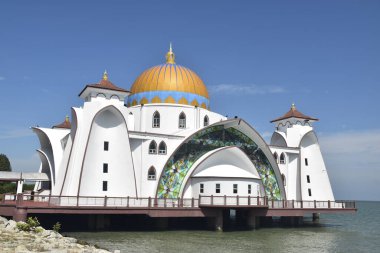 Malacca, Malezya - 3 Haziran 2025; Melaka Boğazı Camii (Mescid Selat Melaka), Malezya 'nın Malezya kenti yakınlarındaki insan yapımı Malacca Adası' nda yer alan bir camidir.